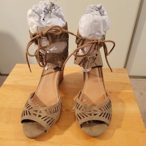 Report Women's Faux Suede Wedge Sandals EUC  size 7 medium